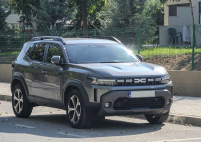 От Duster до Tesla: украинцы массово скупают новые и подержанные машины