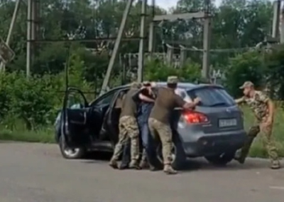 Новая практика мобилизации: блокирование автомобилей, разбитые окна и силовое извлечение водителей