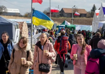 Польша сворачивает особый статус украинских беженцев: придется работать и платить