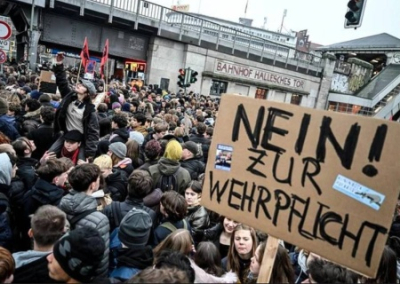 В Германии тысячи школьников и студентов протестуют против реформы военной службы