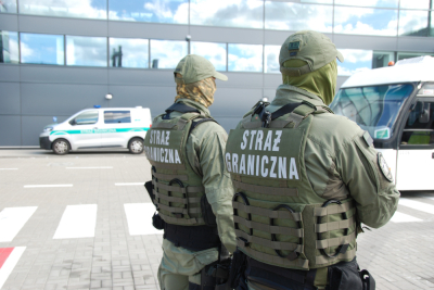 В одном из аэропортов Польши украинка пыталась покусать пограничника