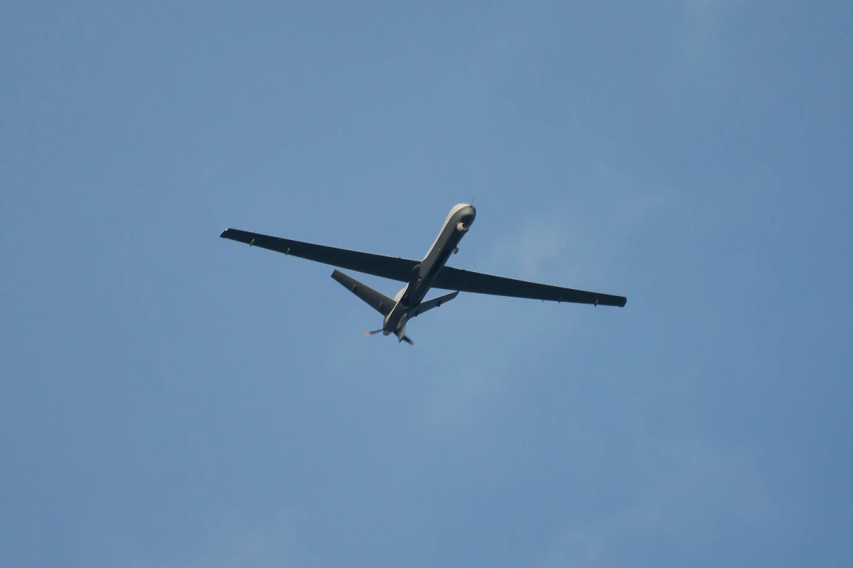 Мирный житель ранен при атаке дрона на автомобиль в Брянской области