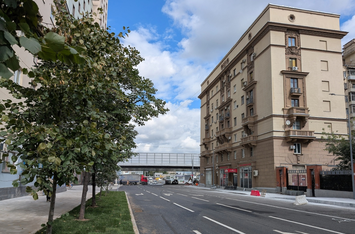 В этой сталинке — задекларированная четырёхкомнатная квартира Нины Останиной. Фото © 2gis