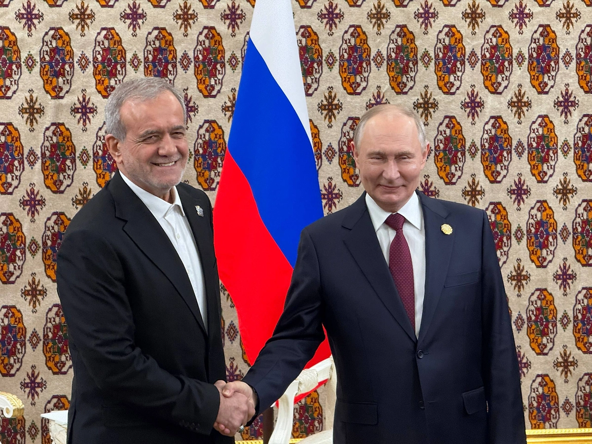 Путин провёл встречу с президентом Ирана Пезешкианом в Туркменистане