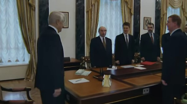 Фото из личного архива Савостьянова*. Подпись: Ельцин, Яров, Бойко, я, Чубайс, Батурин. Фото © Facebook (признан экстремистской организацией и запрещён на территории Российской Федерации) / Евгений Савостьянов