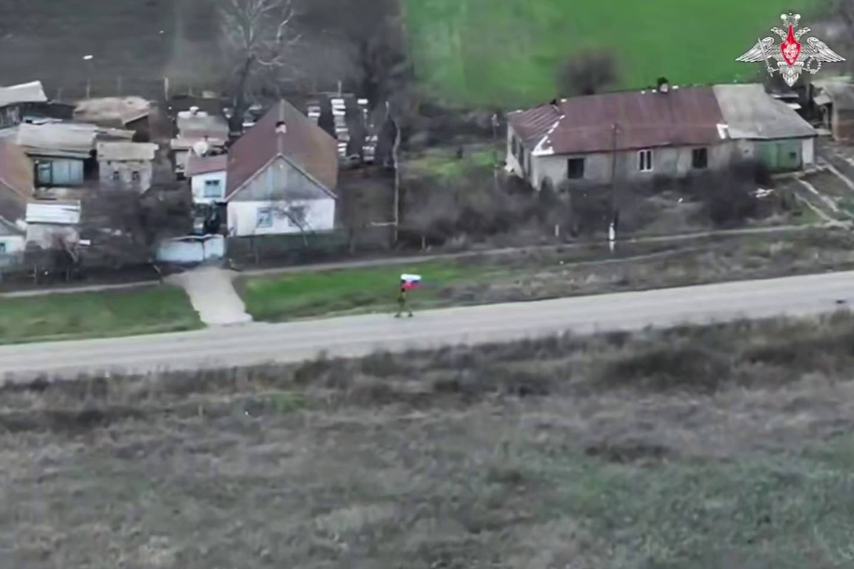 Наши бойцы развернули флаг России в освобождённой Варваровке