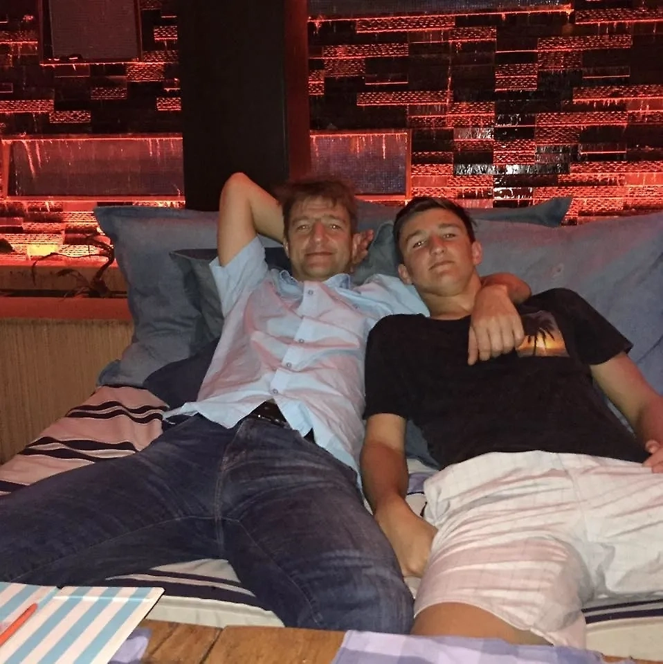 Денис Штенгелов с сыном Иваном. Фото © Instagram (признан экстремистской организацией и запрещён на территории Российской Федерации) / ivan_139