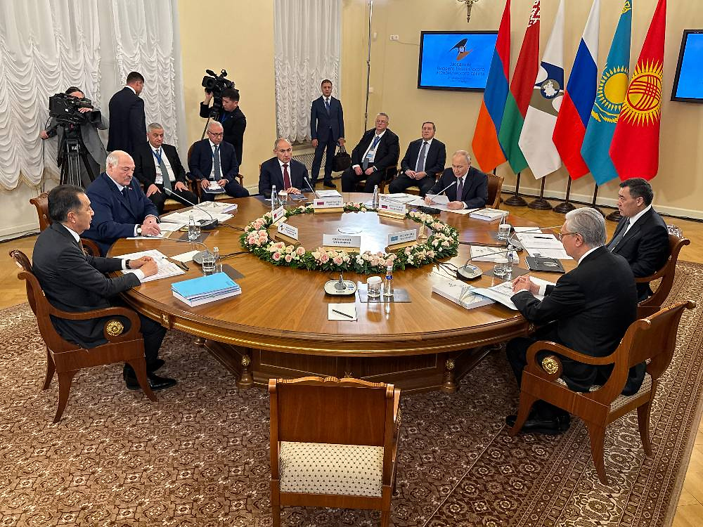 Песков: Путин на встречах ЕАЭС рассказывает коллегам об остановке в зоне СВО