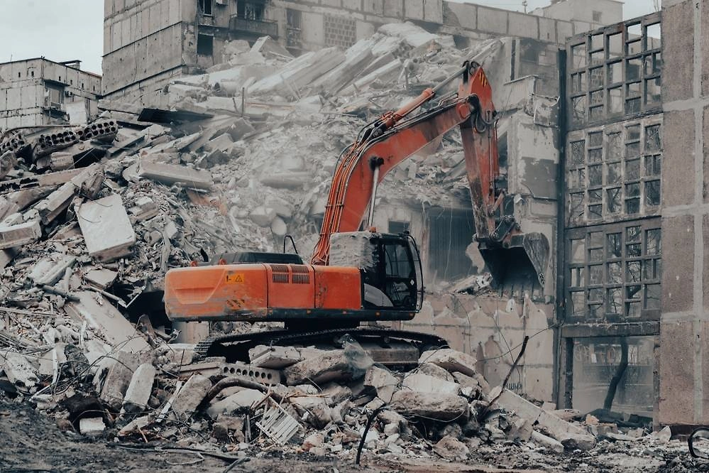 В Красноармейске под завалами домов остаются тела мирных жителей