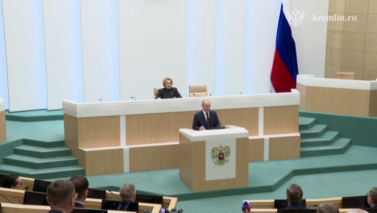 Путин с трибуны Совфеда воздал почести девяти сенаторам – героям СВО
