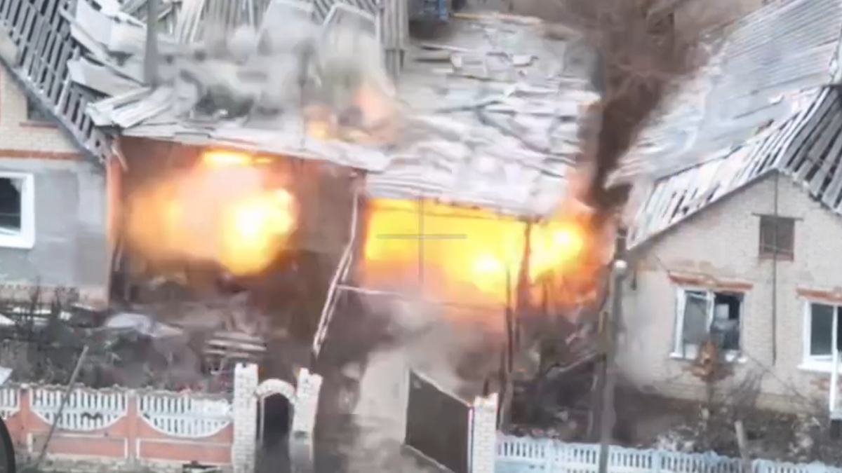 Российский дрон сжёг пункт управления БПЛА ВСУ под Купянском, момент попал на видео