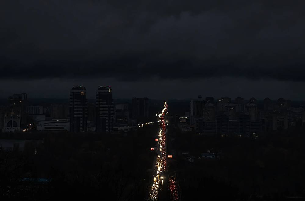 В Киеве сообщили о серии взрывов и отключении света