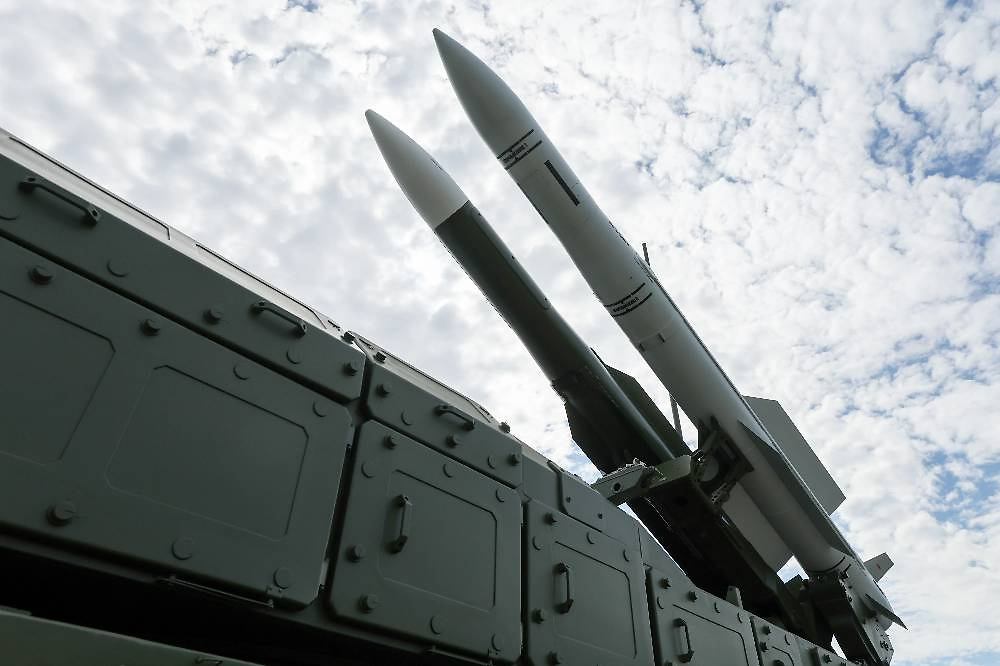 Силы ПВО за сутки уничтожили 370 вражеских дронов и управляемую авиабомбу