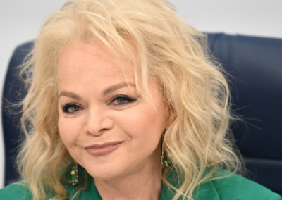 Долина исповедалась перед россиянами. Что говорят о намерении певицы отдать деньги покупательнице?