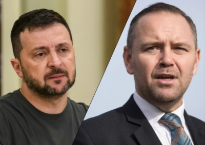 Навроцкий подарил Зеленскому книгу о преступлениях украинцев