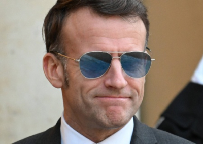 «Bonjour». Стармер высмеял Макрона и его очки