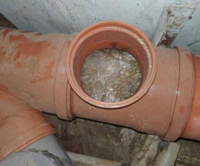 Коммунальный коллапс: киевляне в плену ледовой ловушки без отопления, без света и заливаемые потоками соседских фекалий