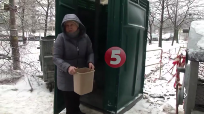 Киевляне ходят в туалет в пакеты и защищают электрический кабель иконами