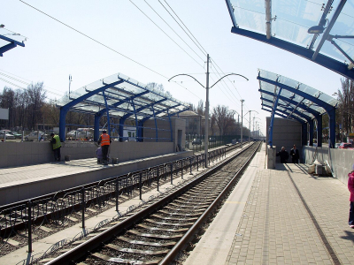 В Киеве станцию скоростного трамвая превратили в жуткую мусорную свалку