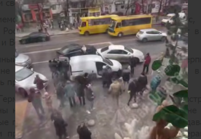 В Одессе горожане массово взяли в «котел» машину ТЦК и спасли одессита от «бусификации»