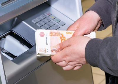 Россиянам хотят запретить использовать собственные средства, установив лимит на выдачу в кассах банков не более 50 тыс. рублей