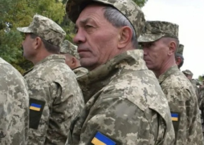 В бой идут одни старики: Зеленский подписал указ о службе 60+