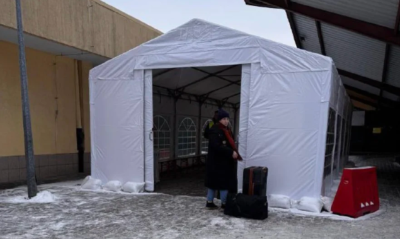 «Укрзализныця» открыла убогий пункт обогрева для пассажиров на вокзале в польском Перемышле