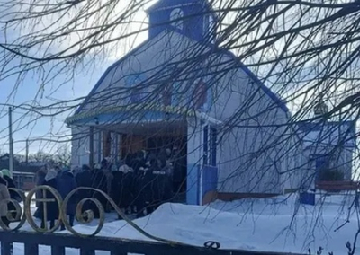 В Хмельницкой области верующие УПЦ совершают богослужения под открытым небом после утраты храма