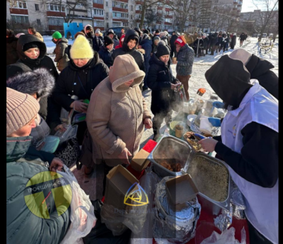 В Киеве температура упала ниже 20: люди выстраиваются в очереди за бесплатной едой, сотни многоэтажек без тепла, света нет 16−18 часов