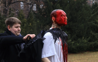 В Польше украинцы «ломали крылья» Путину, обливали его «кровью» и возили «пенис» к российскому посольству