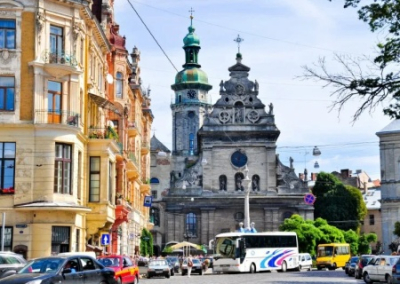 Частная клиника Львова отказала мужчине в обслуживании за обращение на русском языке