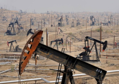 Bloomberg: снижение добычи нефти на Ближнем Востоке наносит удар по всей мировой экономике