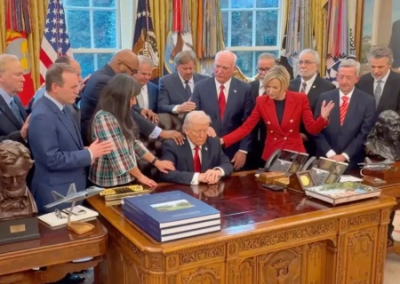 Вся надежда на Бога: в Белом доме состоялась коллективная молитва о «ниспослании силы» Трампу