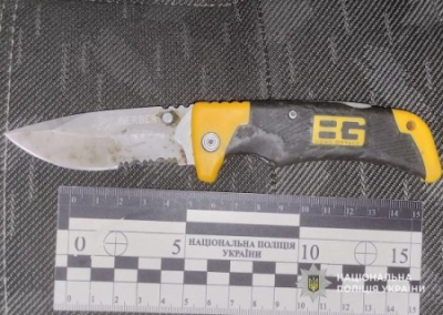 В Днепропетровске мужчина ранил ножом военнослужащего ТЦК