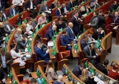 «Слуги народа» перестали голосовать в Верховной раде. Депутатов пугают отправкой на фронт