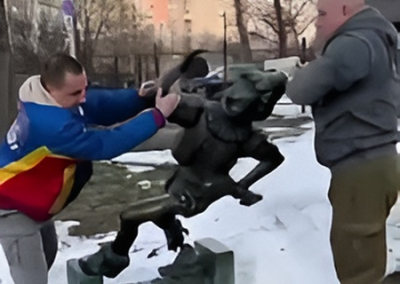 «На дурака не нужен нож»: в Киеве «патриоты» снесли скульптуру Буратино