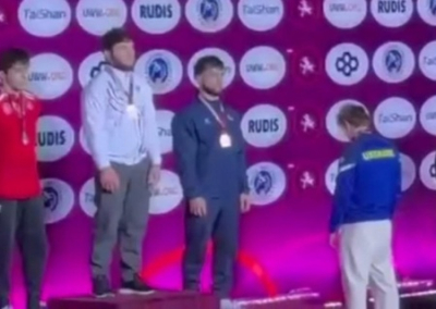 Украинский борец демонстративно отвернулся от флага России на чемпионате Европы U23 — UWW вводит санкции за подобные жесты