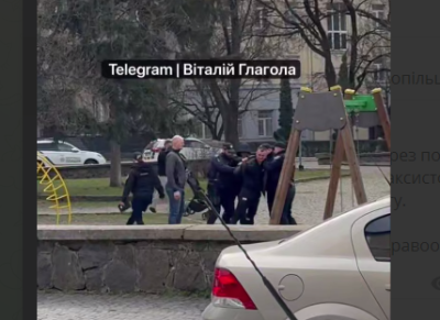 В Ужгороде у здания СБУ полиция не дала гражданину перерезать себе горло